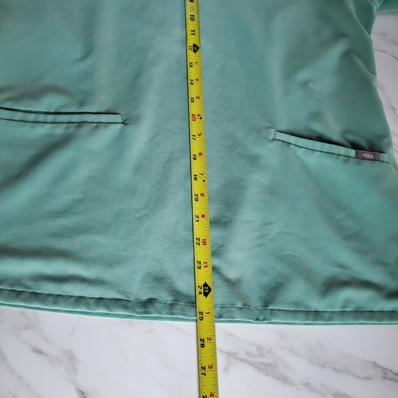 FIGS Women's LOT OF 2 Scrub Tops Casma Sz M Jade & Hunter Green EUC Nurse Wear - Picture 9 of 13